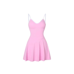 Detalle del vestido de tenis rosa con tirantes blancos y falda plisada deportiva
