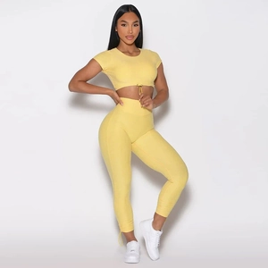 Ensemble de yoga jaune pâle pour femme avec crop top à cordon et leggings taille haute
