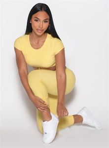 Détail du tissu texturé respirant sur le haut de yoga et le legging jaune vif