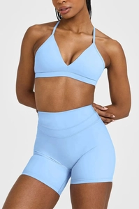 Detail eines hellblauen nahtlosen Yoga-Sets mit Sport-BH und High-Waist Radlerhose