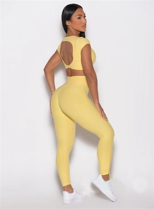 Vue arrière de l'ensemble de yoga jaune avec dos nu et détails à cordon réglable