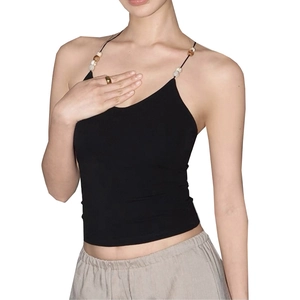 Detailansicht des schwarzen Halterneck-Yoga-Tops mit Perlenverzierung und offenem Rücken