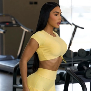 Ensemble de yoga jaune avec haut court à manches courtes et short de fitness