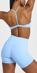 Detailansicht des hellblauen Sport-Sets mit hoch taillierten Shorts und offenem Rücken