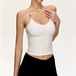 Enges weißes Yoga-Tanktop mit Perlen am Träger und V-Ausschnitt für Fitness und Sport