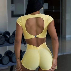 Détail de l'ensemble de yoga jaune avec dos nu ajouré et short à cordon latéral