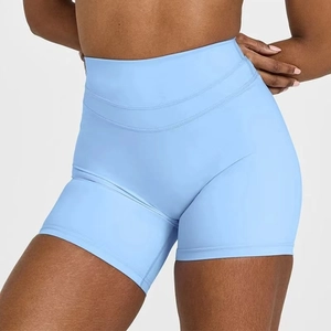 Detailansicht der hellblauen High-Waist Yoga-Shorts mit breitem Bauchkontroll-Bund