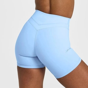 Detailansicht hellblaue High-Waist-Yogashorts mit V-Naht für einen Po-Lifting-Effekt
