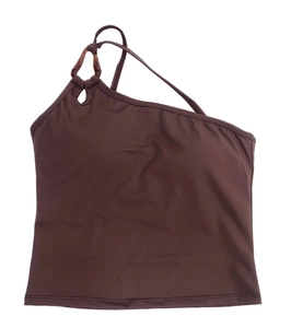 Détail d'un haut de yoga asymétrique marron avec anneau en ambre et tissu extensible