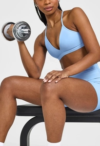Detail eines hellblauen Sport-BHs mit dünnen Trägern und passenden hohen Fitness-Shorts