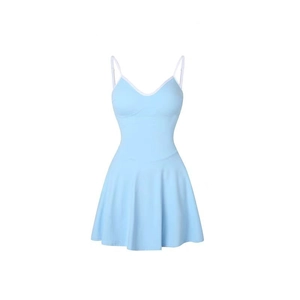 Detalle del vestido de tenis azul claro con cuello en V y ribete blanco en contraste