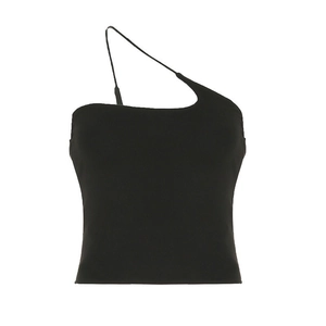 Detail eines schwarzen asymmetrischen Yoga-Tops mit einseitigem Träger und elastischem Stoff