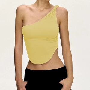 Dettaglio del top yoga giallo chiaro monospalla con trama a coste e orlo asimmetrico