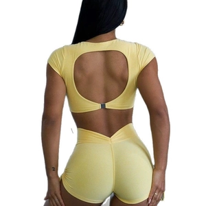 Ensemble de yoga jaune deux pièces avec haut à dos ouvert et short de sport taille haute