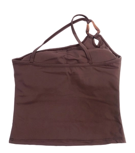 Détail d'un top de yoga marron à une épaule avec boucle en résine et tissu élastique chic