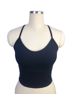 Detail van de lage V-hals en dunne bandjes op een zwarte crop top yoga sportbeha