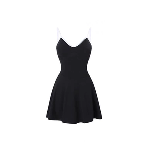 Detalle de vestido deportivo negro con tirantes blancos y ribete en V en contraste