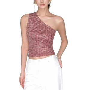 Λεπτομέρεια από yoga crop top με έναν ώμο, καφέ-κόκκινο καρό σχέδιο και ανάγλυφο ύφασμα