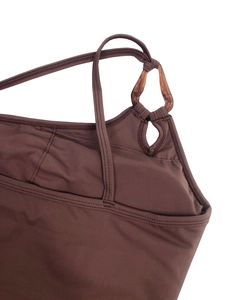 Détail de la boucle en écaille et découpe goutte sur le haut de yoga marron