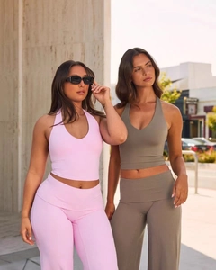 Ensemble haut licou de yoga et pantalon large pour femme dans un cadre urbain