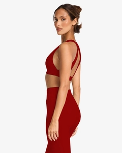 Detail of the high-stretch racerback sports bra and high-waist yoga shorts in burgundy