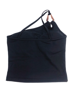 Détail du soutien-gorge de yoga noir asymétrique avec boucle écaille et doubles bretelles
