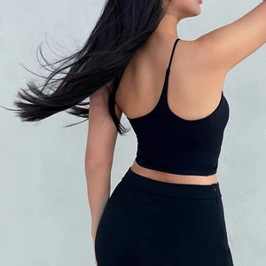 Rückenansicht des schwarzen Yoga Crop Tops mit schmalen Trägern für Fitness und Sport