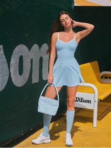 Vestido de tenis azul claro ajustado con ribete blanco y falda acampanada para deporte exterior