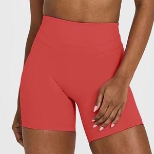 Detail der nahtlosen Biker-Shorts in Korallenrot mit formendem High-Waist-Bund