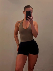 Détail du haut de yoga avec décolleté en V et tissu fitness haute élasticité kaki