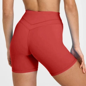 Rückansicht der roten High-Waist Yoga-Shorts mit V-förmiger Naht für den Push-Up-Effekt