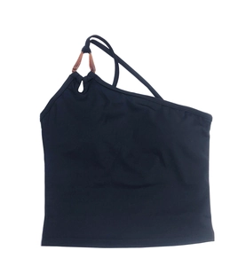 Détail du haut de yoga noir à une épaule avec bretelles asymétriques et boucle en résine