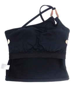 Détail du haut de yoga noir à une épaule avec un anneau décoratif en écaille de tortue