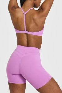 Detailansicht des rosa Sport-BHs mit Y-Rücken und High-Waist Peach-Lift-Shorts
