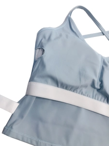 Detail van lichtblauwe yoga-beha met ademende mesh voering en elastische borstband ondersteuning