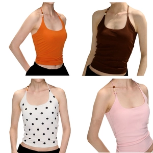 Detailansicht von vier Farboptionen eines gerippten Halter-Yoga-Bras mit Holzperlenakzenten