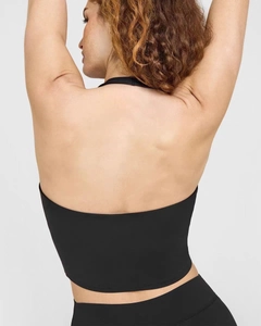 Gros plan sur le dos du soutien-gorge de yoga noir montrant le design croisé et élastique