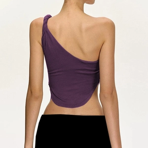 Dettaglio del crop top viola monospalla da yoga con trama plissettata sulla schiena