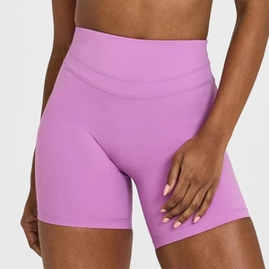 Detail der lila High-Waist Yoga-Shorts mit breitem Bund und verstärkten Nähten