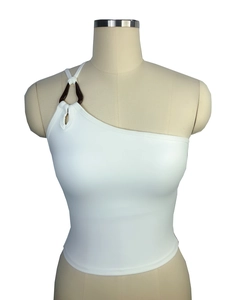 Détail du haut de yoga blanc à une épaule avec boucle en écaille et découpe