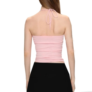 Rückansicht des rosa Halter-Sport-BHs mit überkreuztem Bindedesign und offenem Rücken