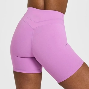 Detail der V-förmigen Rückennaht der hochtaillierten Yoga-Shorts für Damen in Lavendel