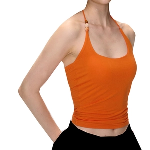Leuchtend orangefarbenes Yoga-Oberteil mit Perlendetails am Träger und offenem Rückenteil