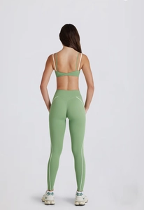 Détail de l'ensemble de yoga vert clair avec soutien-gorge croisé et legging galbant