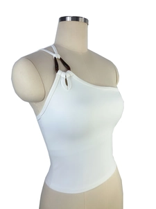 Détail du haut de yoga blanc à une épaule avec anneau décoratif en écaille de tortue