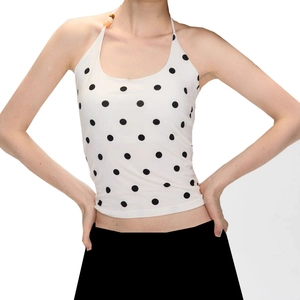 Detail der Perlen-Schultergurte am weißen Polka-Dot Yoga-Top mit offenem Rücken