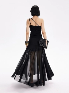 Vue arrière d'un ensemble de yoga noir avec top asymétrique et jupe en tulle froncée