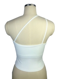 Détail d'un soutien-gorge de sport blanc à une épaule avec bretelles asymétriques