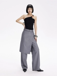 Détail du débardeur de yoga asymétrique noir et pantalon large gris avec superposition