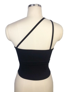 Vue détaillée du design asymétrique de la bretelle arrière du haut de yoga noir